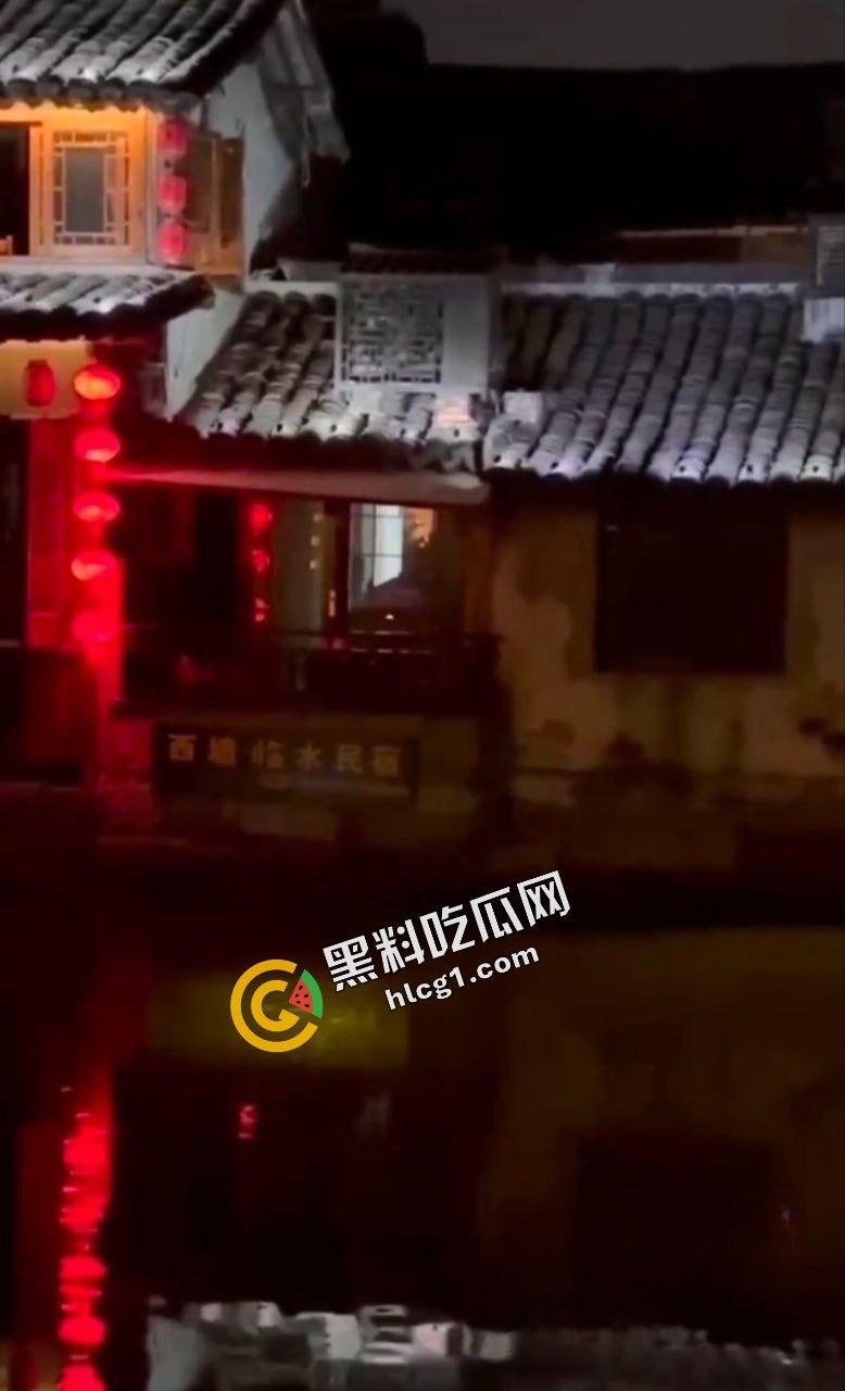 浙江嘉兴西塘临水民宿 一对情侣做爱没拉窗帘 被大哥偷拍传出-3
