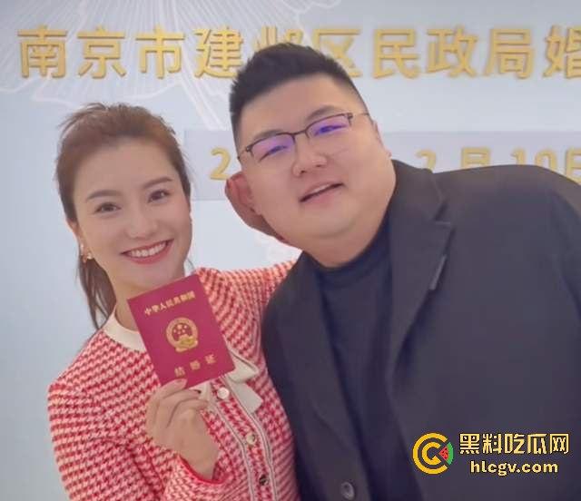 抖音千万粉网红【猴哥说车】疑似婚变！媳妇何钰欣爆8个月没回家，空姐床照黑历史被扒出！-15