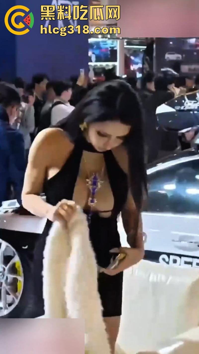 谁去车展是真看车啊？F罩杯巨乳车模女神，衣服勒不住奶意外走光，奶头都被人吃黑了！-3