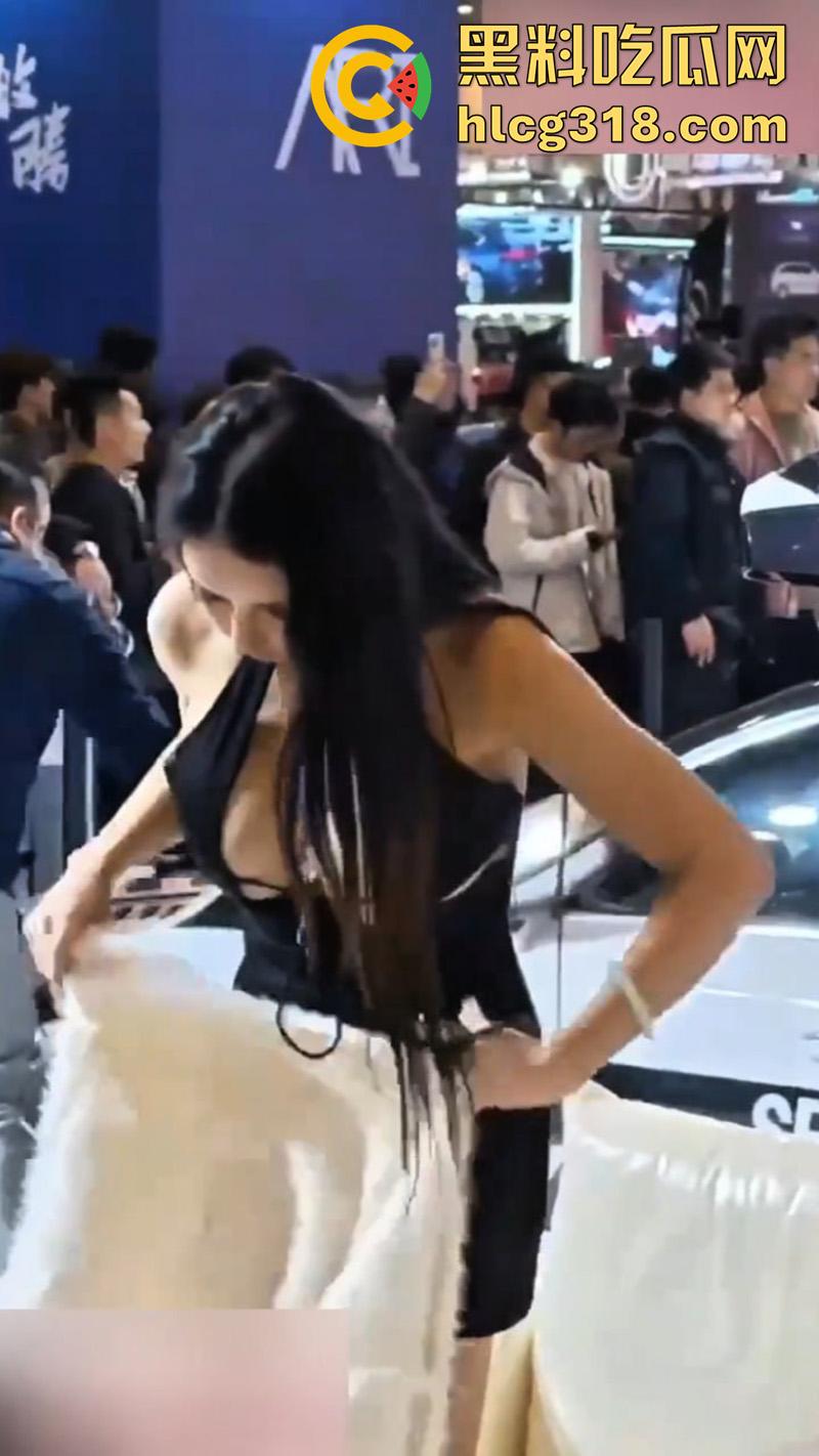 谁去车展是真看车啊？F罩杯巨乳车模女神，衣服勒不住奶意外走光，奶头都被人吃黑了！-4