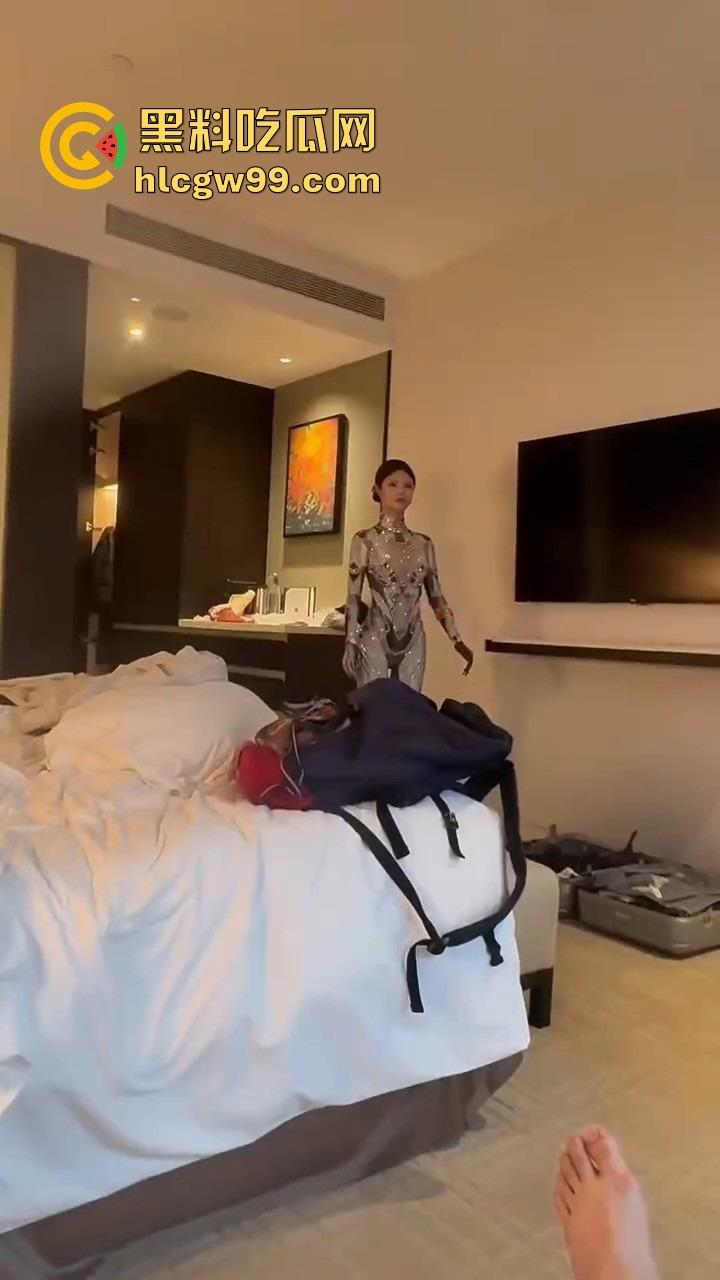 勇敢的人已经提前享受了，机器人不仅能扭秧歌，还能端茶倒水，陪睡开房这颜值不输3000块的外围！-5