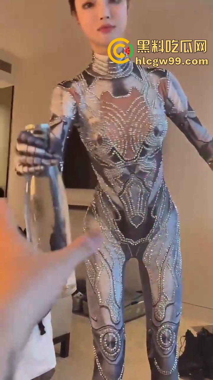 勇敢的人已经提前享受了，机器人不仅能扭秧歌，还能端茶倒水，陪睡开房这颜值不输3000块的外围！-11