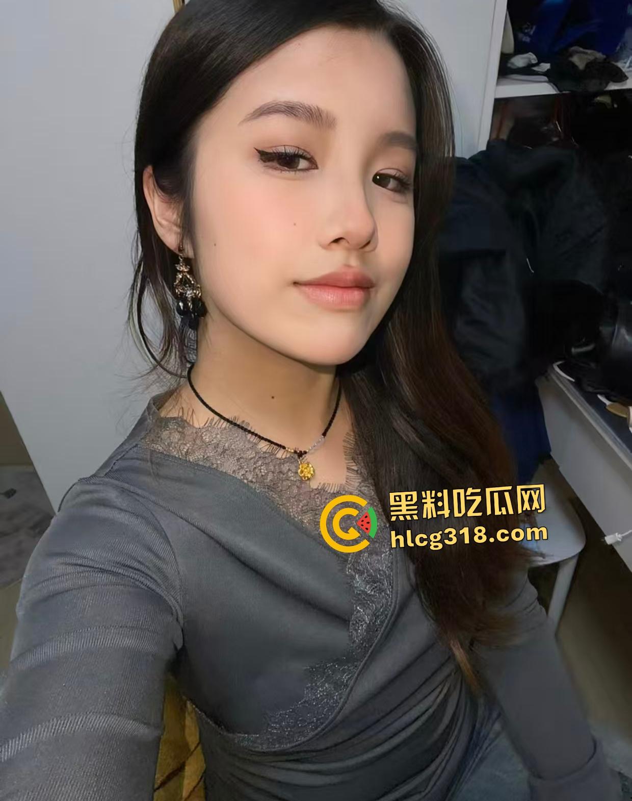 女友独自去酒吧喝醉坐别的男人腿上！裤子脱了插进去猛骑！一旁男的还趁机摸奶！-1