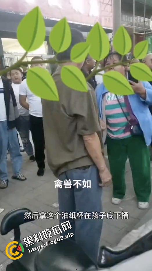 家长当街指责禽兽男老师性侵自家孩子：”你拿油纸杯捅孩子下体 你承不承认！“-6