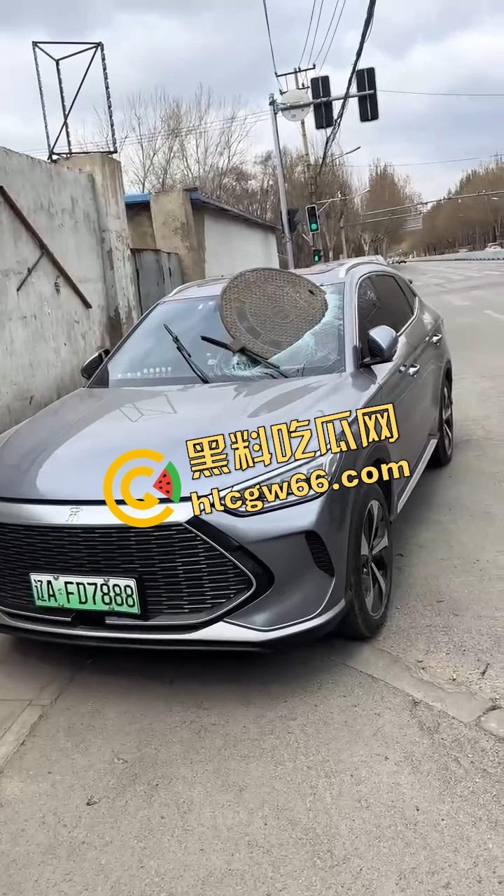 沈阳飞天井盖一般人整不了，开个车都能被井盖空降暴击，谁能想到开车开出个天降铁饼？-4