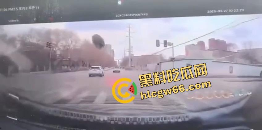 沈阳飞天井盖一般人整不了，开个车都能被井盖空降暴击，谁能想到开车开出个天降铁饼？-7