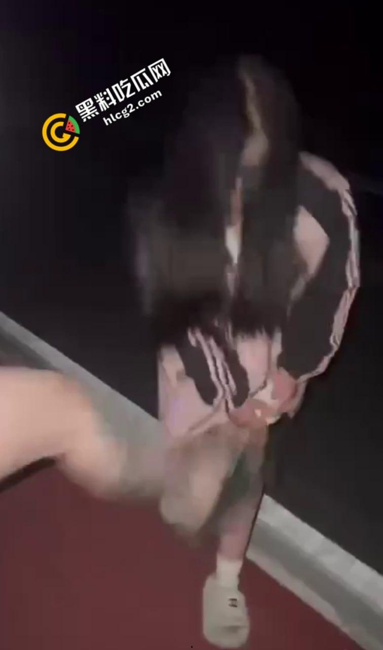扇脸脚踹 薅头发 被逼吃燃烧的烟头！河南新县女孩遭霸凌事件5分钟原视频 全网疯传！-1