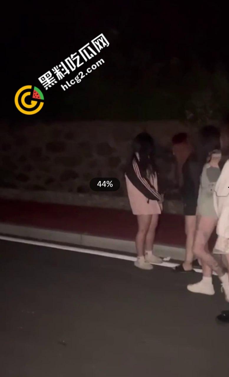 扇脸脚踹 薅头发 被逼吃燃烧的烟头！河南新县女孩遭霸凌事件5分钟原视频 全网疯传！-3