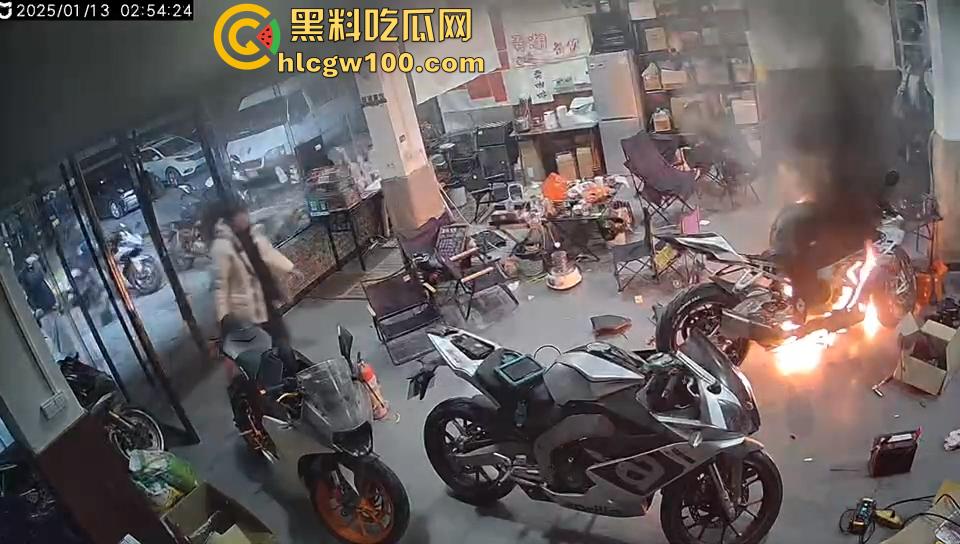 作死硬轰摩托油门导致起火，两个二逼有灭火器不用，短短5分钟整个店的摩托车都烧光了-1