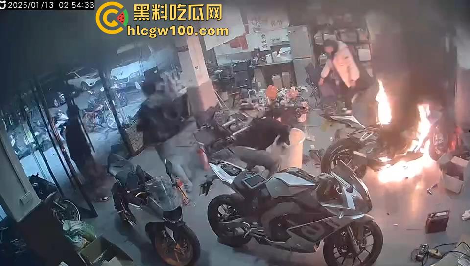 作死硬轰摩托油门导致起火，两个二逼有灭火器不用，短短5分钟整个店的摩托车都烧光了-2