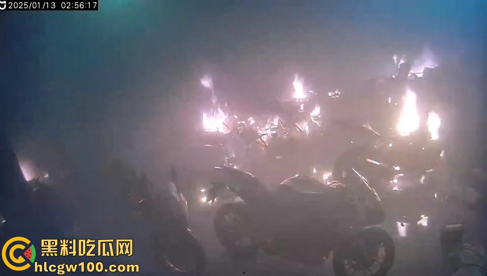作死硬轰摩托油门导致起火，两个二逼有灭火器不用，短短5分钟整个店的摩托车都烧光了-4