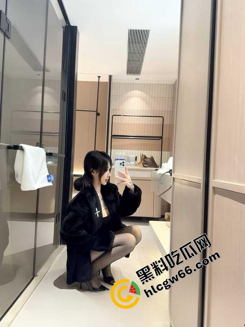 武汉王者女神【毛安琪】线下成鸡，王者上分换操一炮1500，小穴蹭几下就流水，果然游戏打得骚逼也松！-4