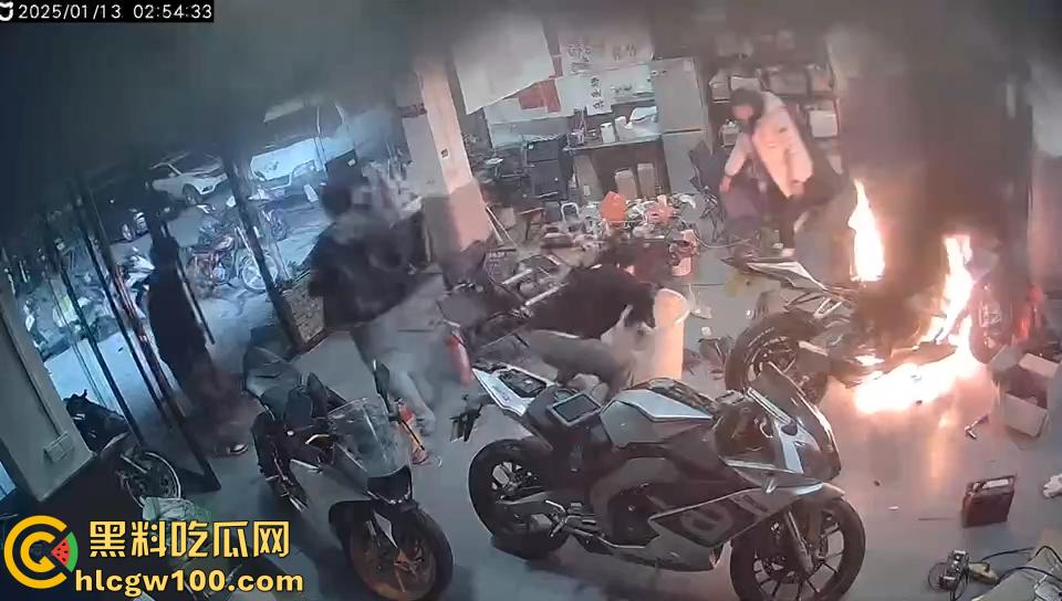 作死硬轰摩托油门导致起火，两个二逼有灭火器不用，短短5分钟整个店的摩托车都烧光了-6