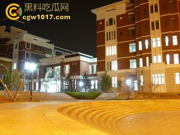 山东财大7409教室活春宫！晚自习女生桌下跪舔，被瓜友偷拍 视频在全校疯传！-2