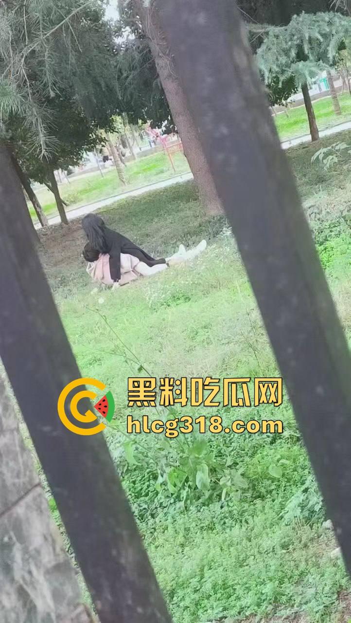 高颜值情侣公园草地野战！女上男下疯狂骑乘，精虫上脑了直接无视众人就是干呗！-8
