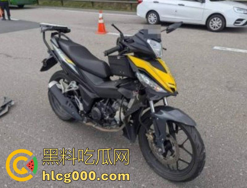 马来西亚摩托车手断头事件，为躲避卡车撞上隔离带，导致其当场被割断头颅，现场画面流出！-4