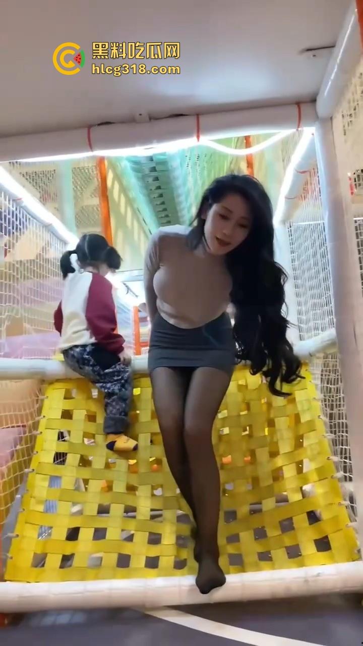 极品御姐也成为了我的胯下之物，身材丰满巨乳诱人，化身无情打桩机，把少妇操得淫水直流！-1