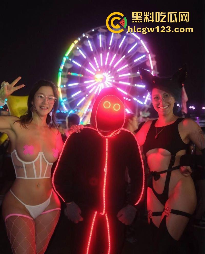 北美魅魔【Sophia刘】美国拉斯维加斯EDC电音节 穿露点战袍鼓励荡妇自由 与合租室友airbnb口交做爱视频流出！-11