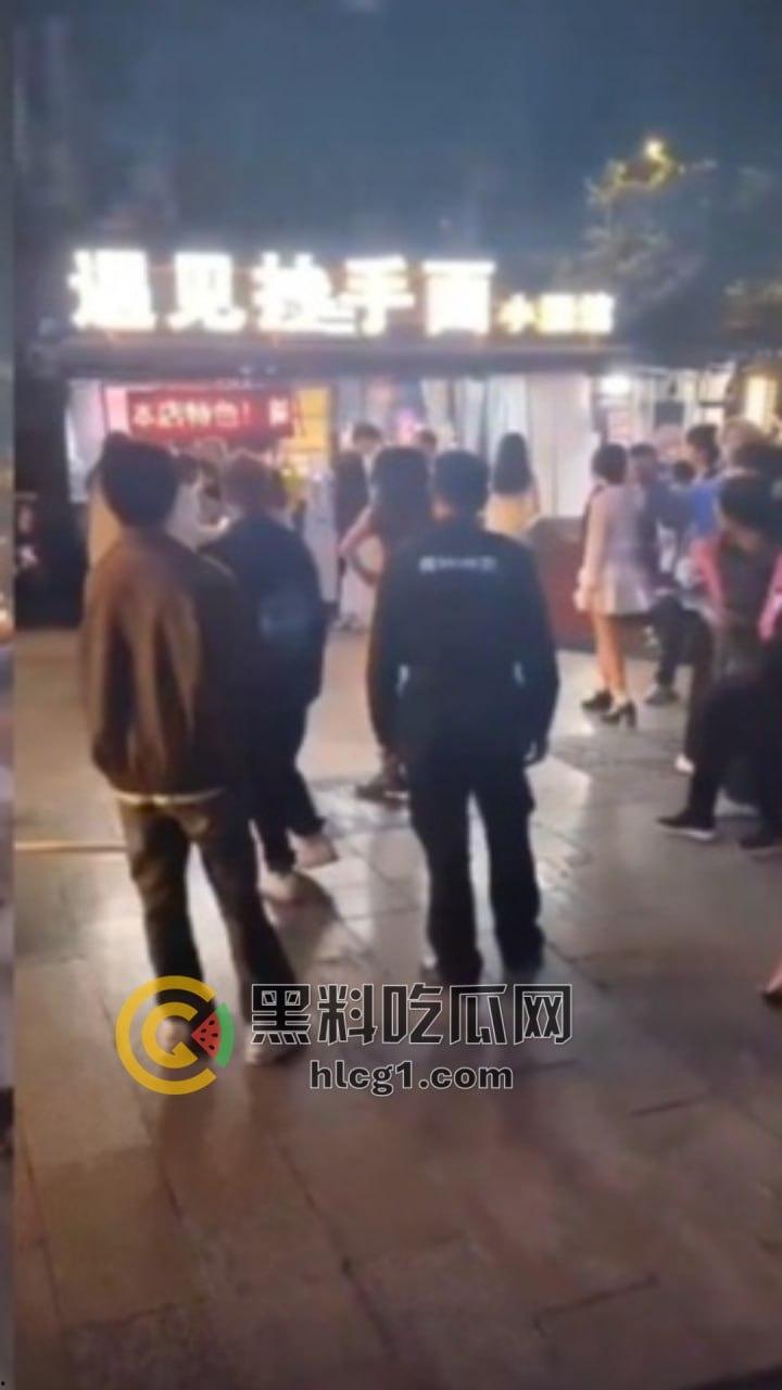河南精神小妹夜市边上上演疯狂打架秀，互扯头发对扇脸，围观小妹热情助威！-6