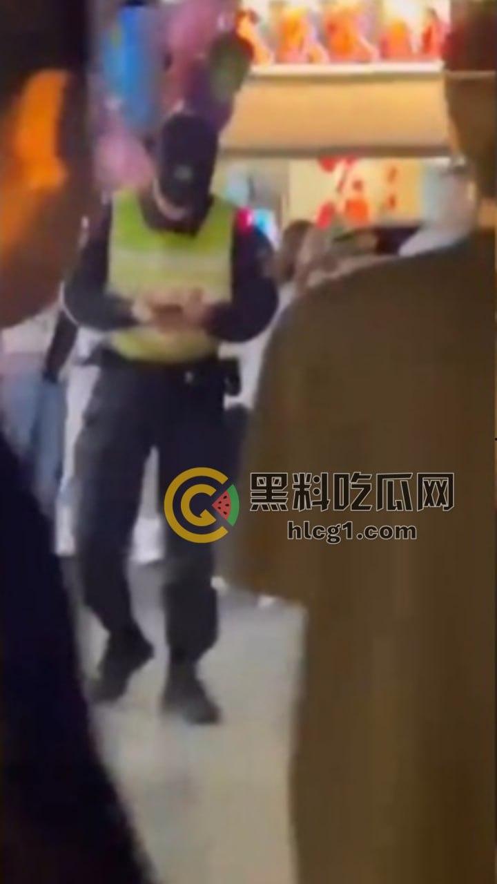 河南精神小妹夜市边上上演疯狂打架秀，互扯头发对扇脸，围观小妹热情助威！-9