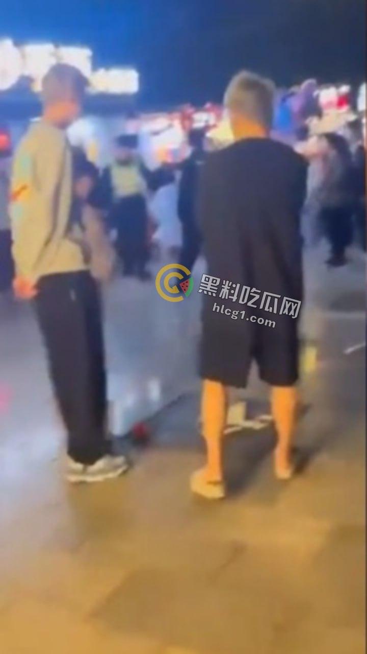 河南精神小妹夜市边上上演疯狂打架秀，互扯头发对扇脸，围观小妹热情助威！-10