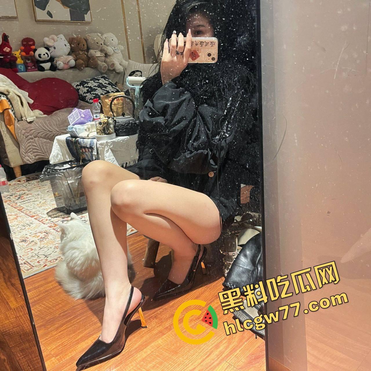 重庆御姐护士『图米海』被开盒，穿情趣抠逼拍片流出，腿长屁股翘骚话说得贼带劲，这女的男人全看哭了！-2