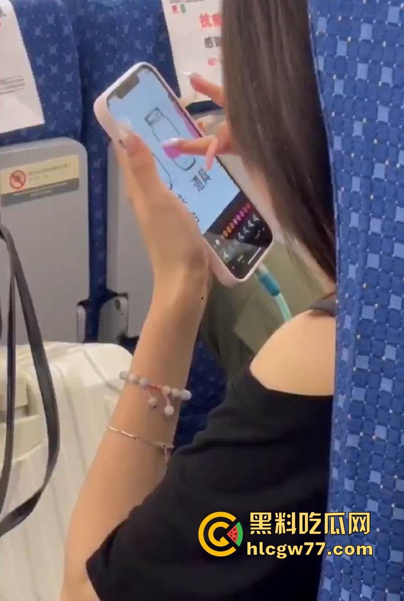 高铁偶遇骚货小姐姐 玩性爱之瓶狂填欲望 不仅暴露了她的狂野内心 更让人遐想她私下的火辣玩法！-4