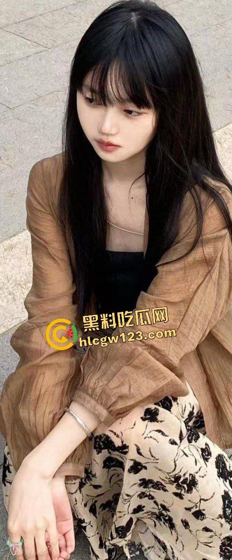 云南第一深情机车男狂操萝莉少女！黑丝床战视频外泄，绿帽女友逼男友看被操实况！-1