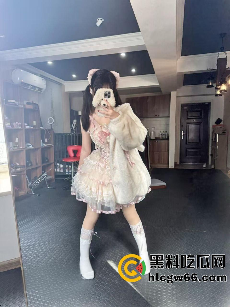 河北女大学生【孙可心】被金主爸爸保养随意玩弄，充分暴露m本性，人前露出，鞭子调教！-1