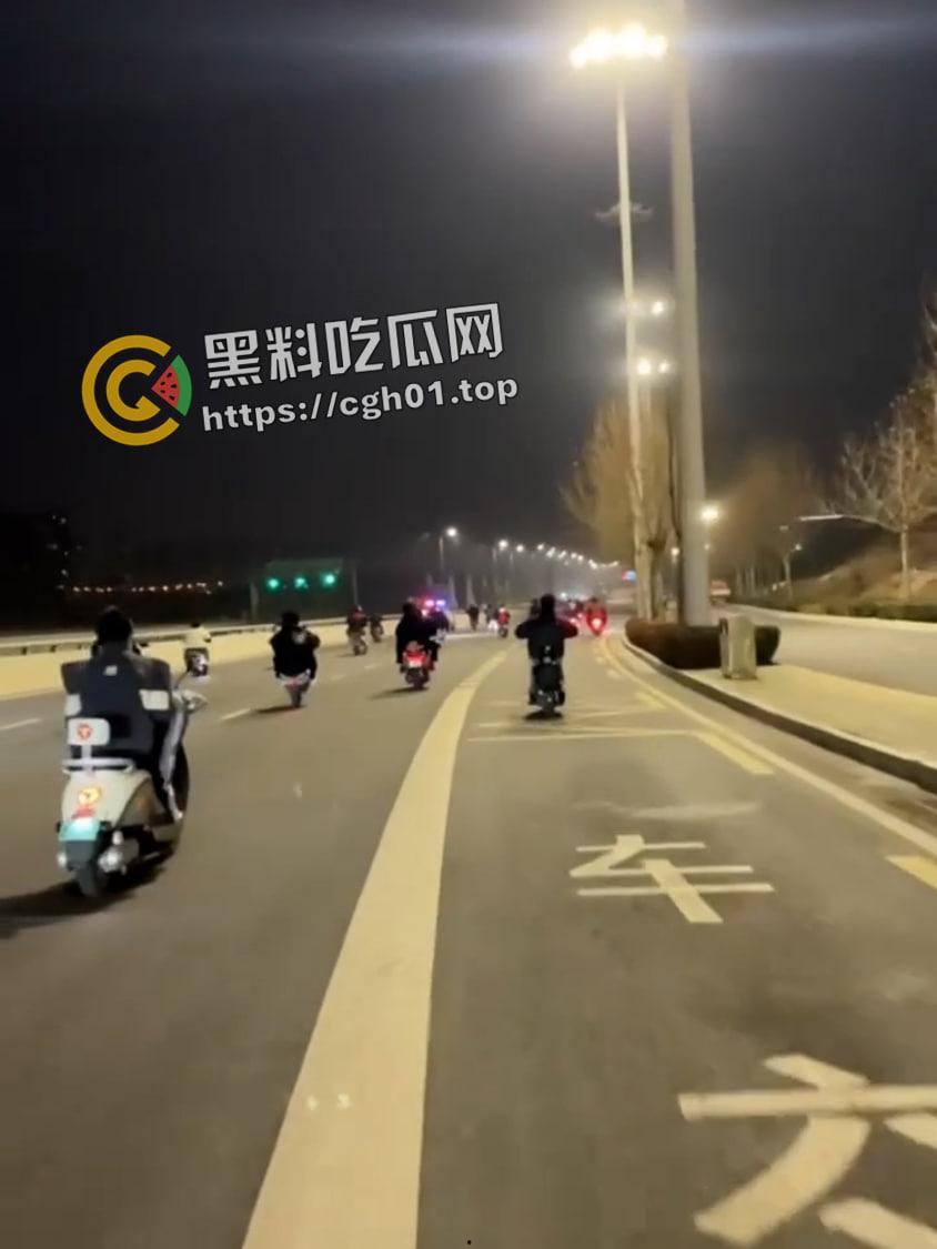 郑州精神小伙半夜鬼火炸街 挑衅交警 追后大混战 中国也有自己的佛罗里达州-3