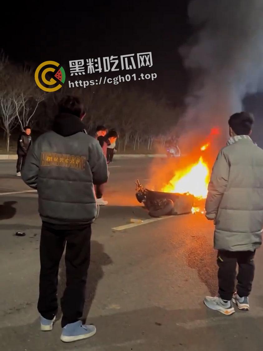 郑州精神小伙半夜鬼火炸街 挑衅交警 追后大混战 中国也有自己的佛罗里达州-9