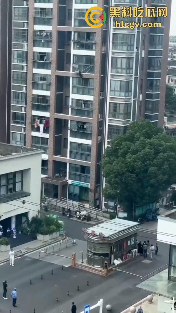 江苏大爷阳台练功不慎坠楼 挂窗户俩小时随风摇曳 视频曝光惊险瞬间-8