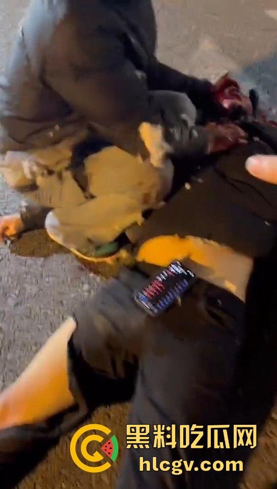 西安立交桥两男子醉酒骑摩托撞护栏，一男子爆头止血，没想到面包车又来补一刀！-4