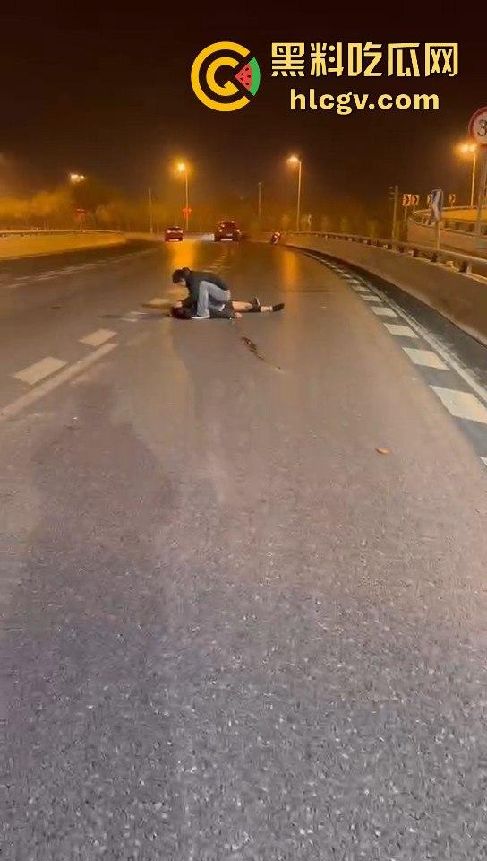 西安立交桥两男子醉酒骑摩托撞护栏，一男子爆头止血，没想到面包车又来补一刀！-5