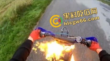 老外人少真不是巧合,不是骑摩托玩火变亡灵骑士,就是160码飙车边超车边看比基尼大胸妹还不忘点赞!-2