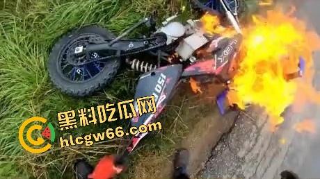 老外人少真不是巧合,不是骑摩托玩火变亡灵骑士,就是160码飙车边超车边看比基尼大胸妹还不忘点赞!-3