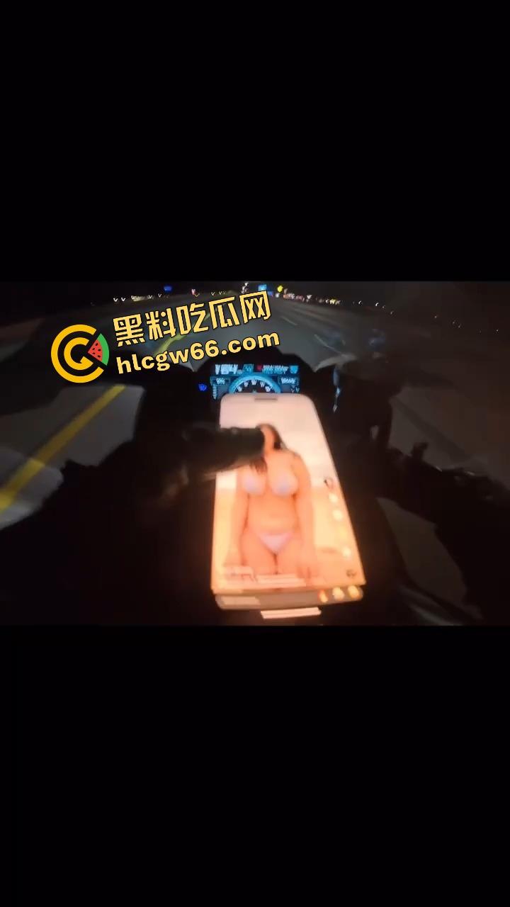 老外人少真不是巧合,不是骑摩托玩火变亡灵骑士,就是160码飙车边超车边看比基尼大胸妹还不忘点赞!-6