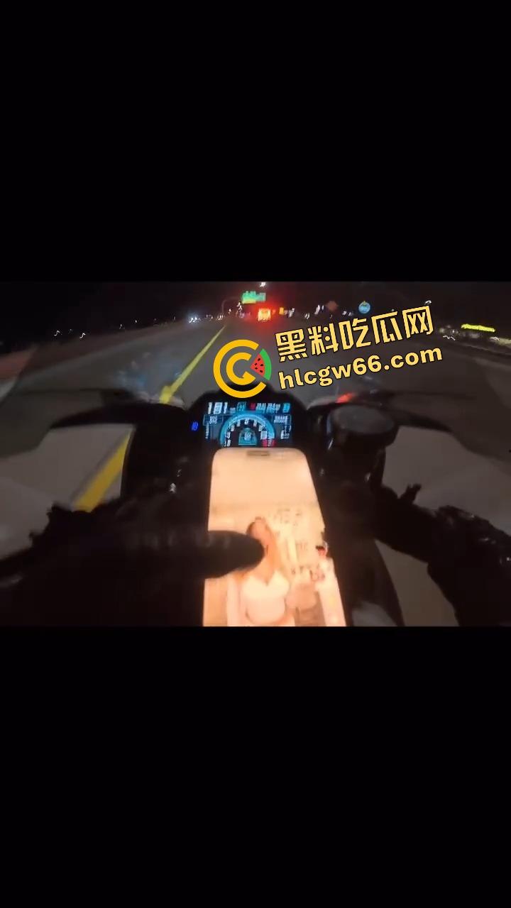 老外人少真不是巧合,不是骑摩托玩火变亡灵骑士,就是160码飙车边超车边看比基尼大胸妹还不忘点赞!-8