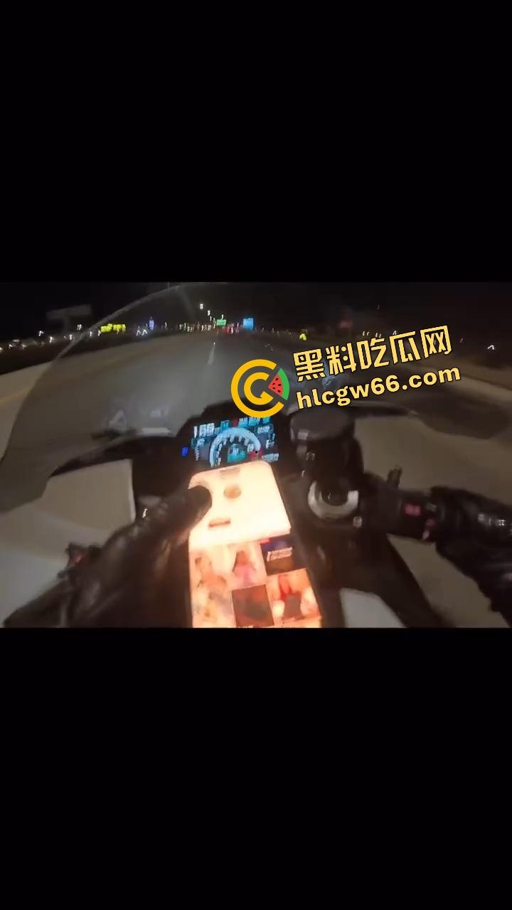 老外人少真不是巧合,不是骑摩托玩火变亡灵骑士,就是160码飙车边超车边看比基尼大胸妹还不忘点赞!-9