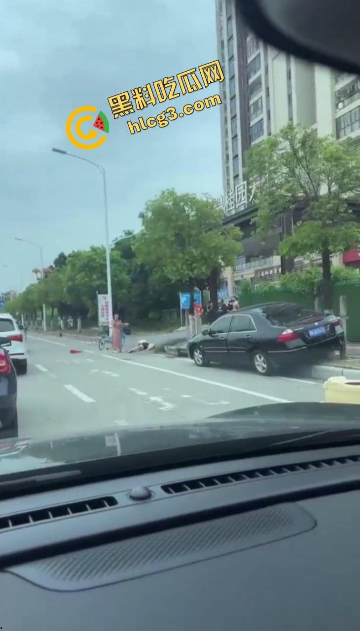 广东一女子接朋友去喝茶 没想到半路上被阎王接走了!-7