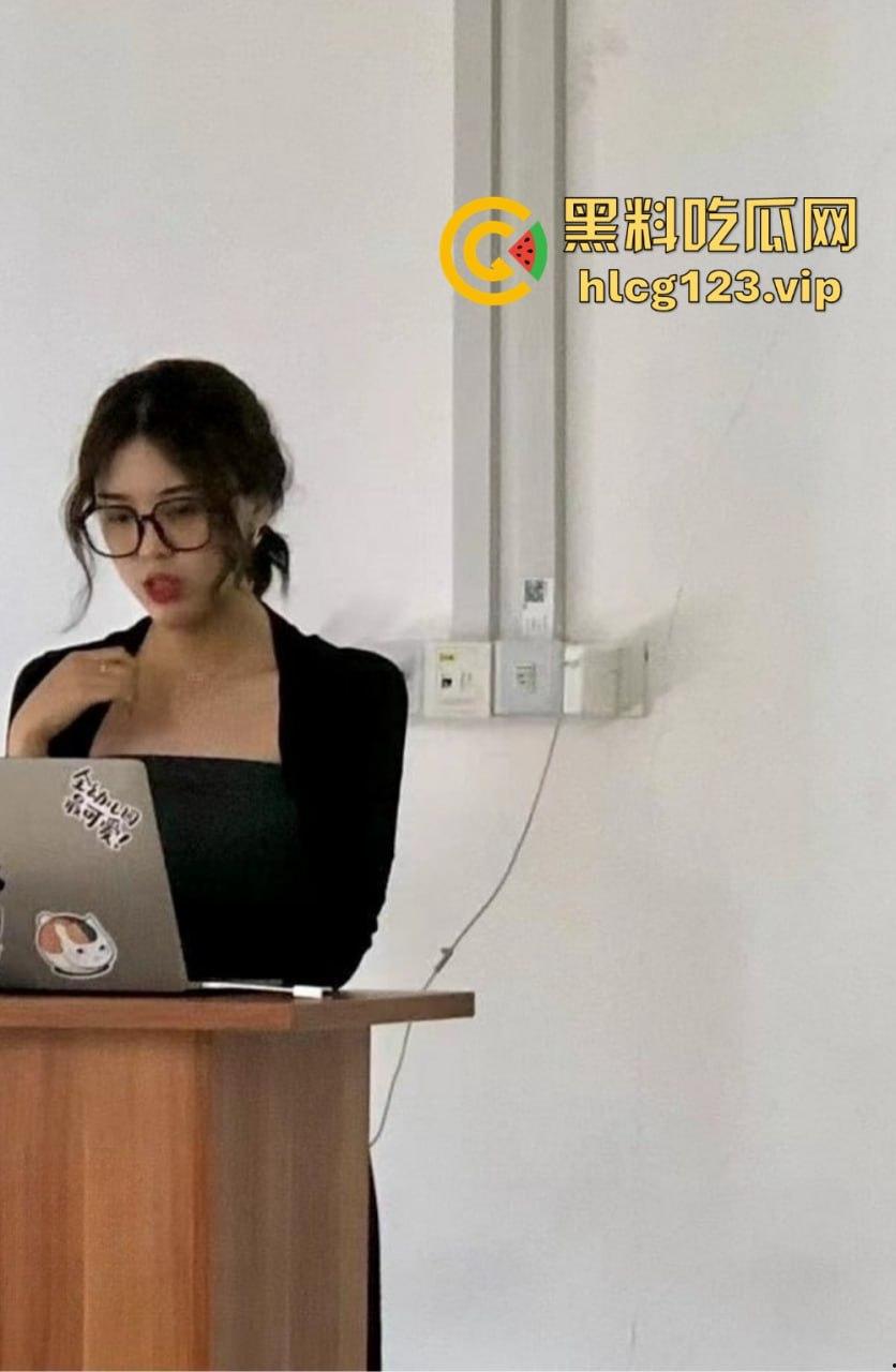 搭讪大神搞定复旦女博士！外表端庄，见到大鸡巴直接含嘴里，酒店里浪叫不停！-6