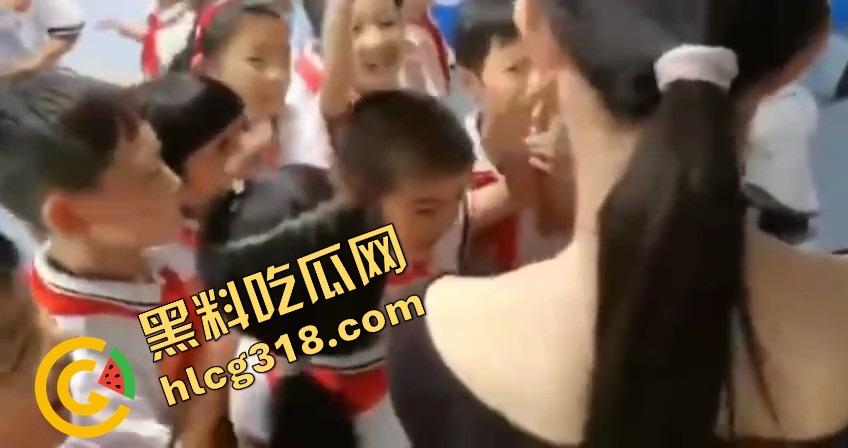 亲子互动会开成骚货会？老流氓家长装裤兜伸手偷吃桃子，女老师还点头微笑跟学生互动！-8