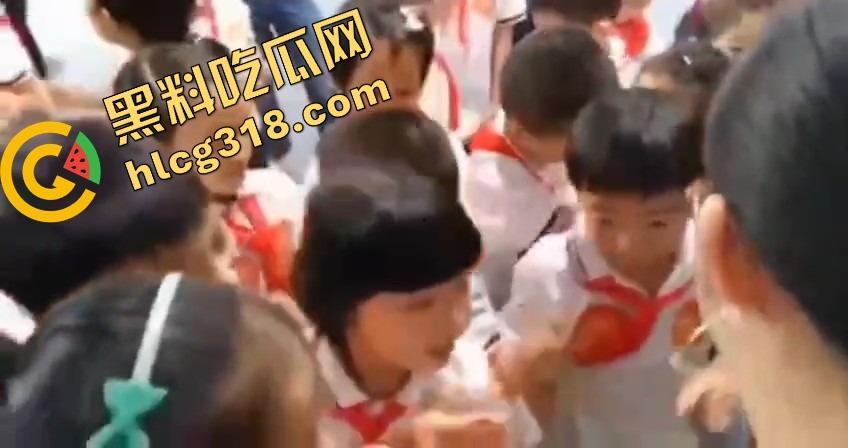 亲子互动会开成骚货会？老流氓家长装裤兜伸手偷吃桃子，女老师还点头微笑跟学生互动！-16