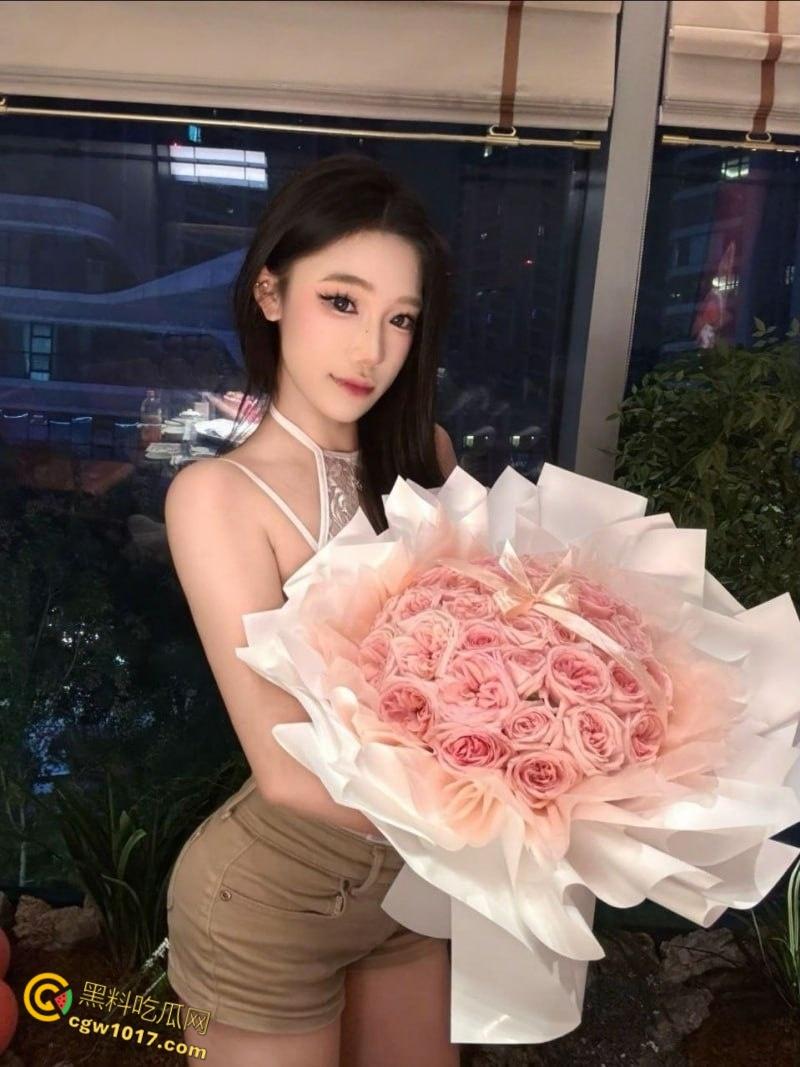 上海骚母狗【李锦怡】被男友疯狂爆操，大奶乳交娴熟口活一流，无套后入抽插，屁股被打得通红！-3