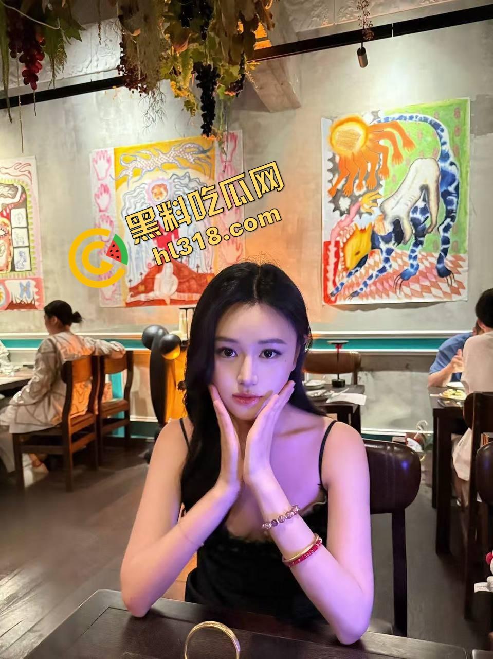 健身房高能活春宫，女的倒挂哑铃杠上被猛操，女的当人体沙袋，教练掏出鸡巴开干，操到断力叫不出声！-2