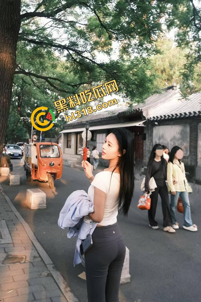 健身房高能活春宫，女的倒挂哑铃杠上被猛操，女的当人体沙袋，教练掏出鸡巴开干，操到断力叫不出声！-6