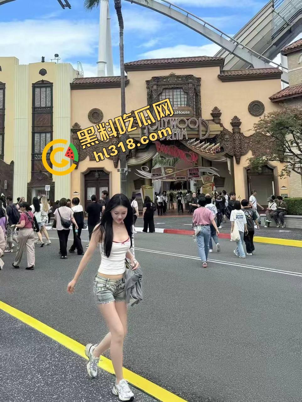 健身房高能活春宫，女的倒挂哑铃杠上被猛操，女的当人体沙袋，教练掏出鸡巴开干，操到断力叫不出声！-7