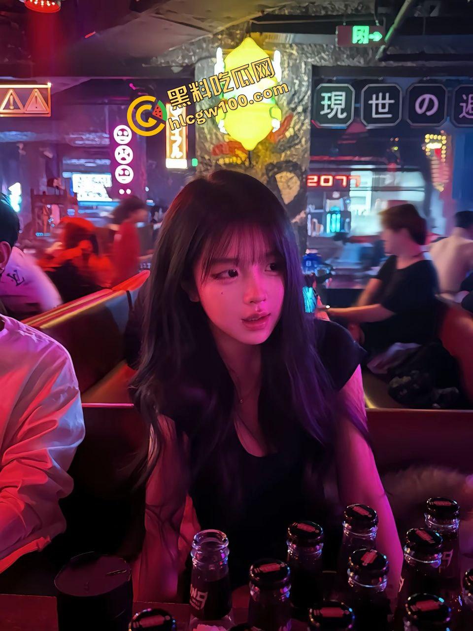 广西职高反差骚鸡淫娃【黄婷】被调成性瘾痴女小母狗，对镜搂住淫荡抠逼，直插后怼骚臀！独家曝光流出！-1