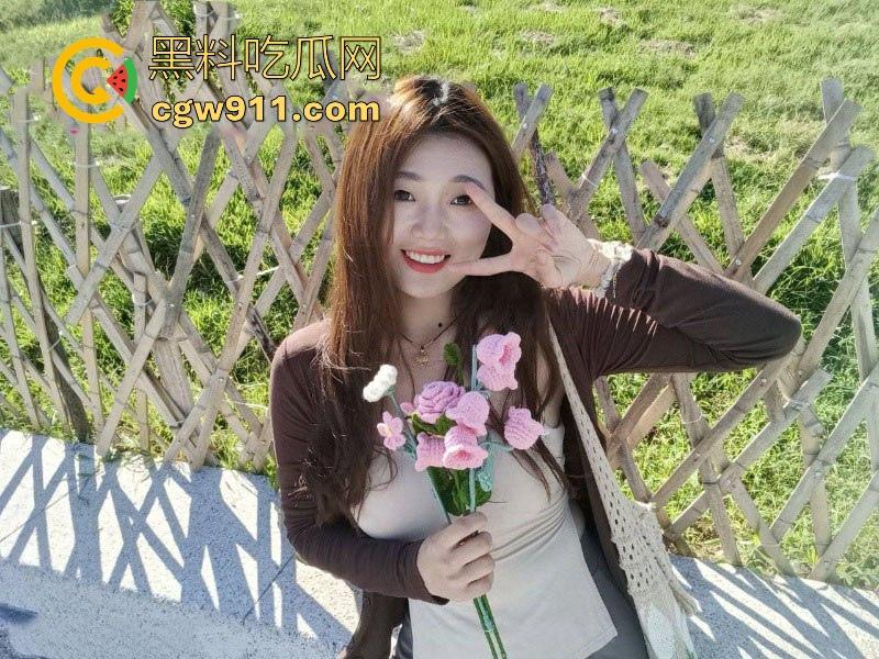 湘潭大学高颜值女大，情侣酒店激情开房，身穿情趣内衣白嫩巨乳诱人至极，口交深喉女上骑乘奶子晃荡！-1