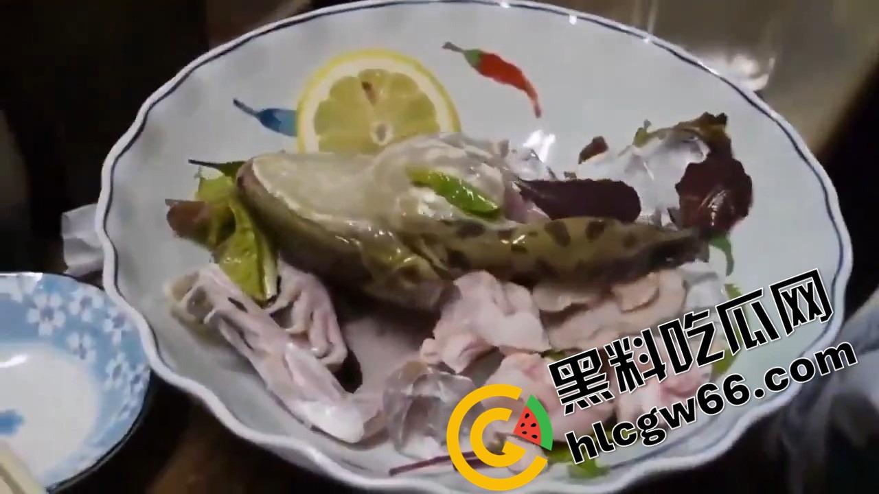 蛙蛙刺身，现杀现吃！上半身还在挣扎，下半身已经下肚，小日子这口味是真敢整！-2